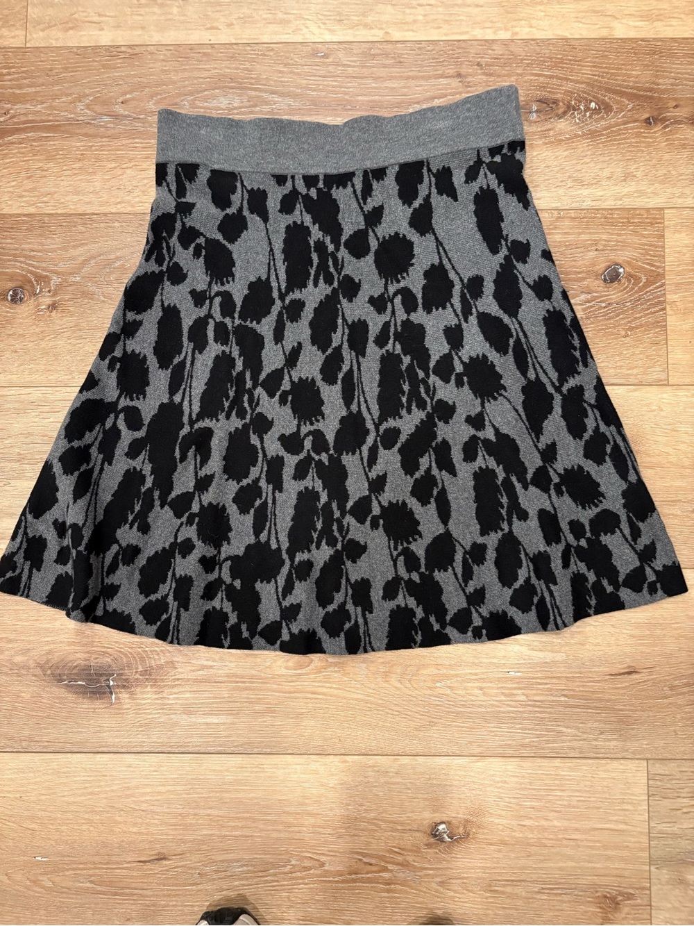 Ann Taylor Gray and Black Sweater Botanical Print Circle Skirt- Size M